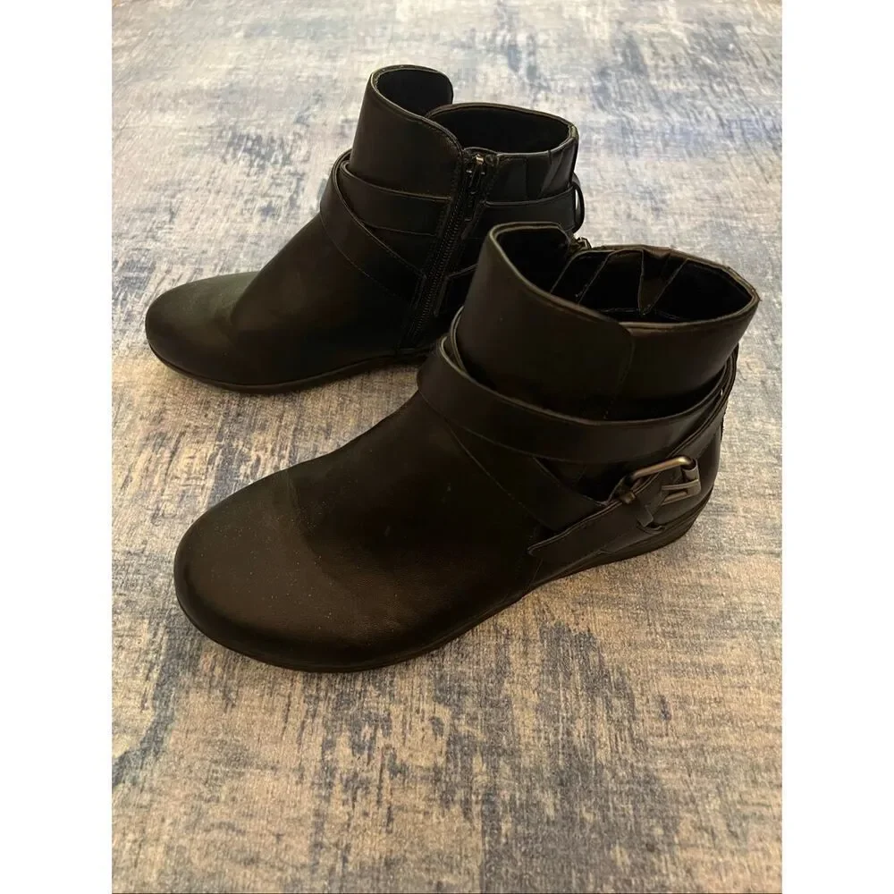 Comfortview Black Faux Leather Bronte Side Zip Ankle Booties Size 7 Wide